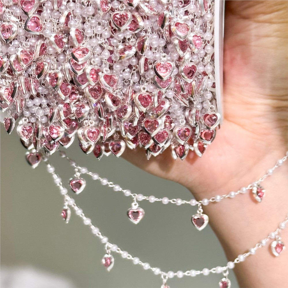Pearl Trim Chain - سلسلة نحاسية بقلوب كريستالية وردية بطول