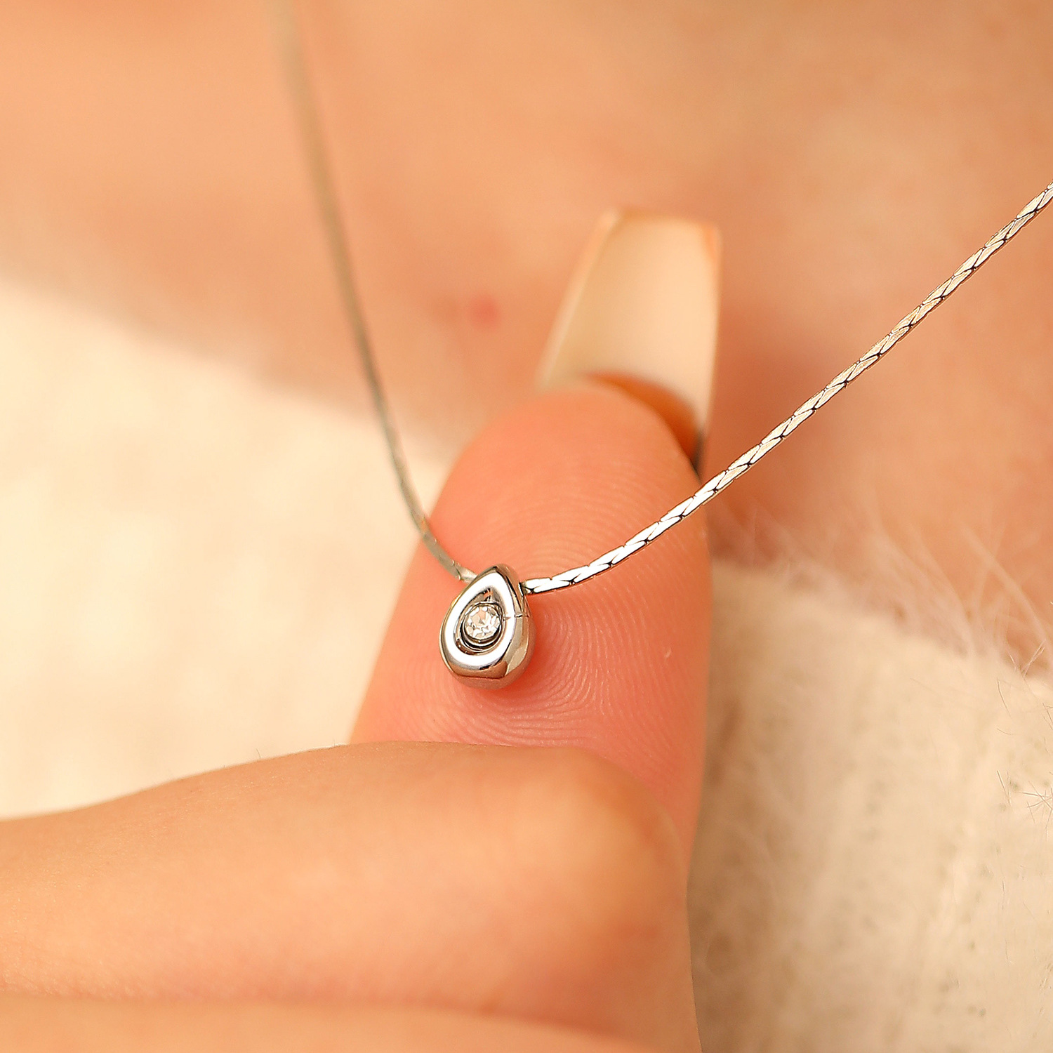 قلادة لؤلؤ بسيطة وأنيقة على شك - مراجعة Pearl Trim Chain وسعره